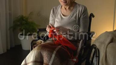 残疾妇女在房间里编织，微笑，经济上有保障的老年，爱好